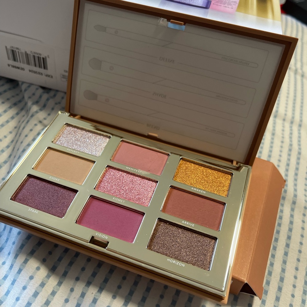 Eyeshadow palette 9 shades of mattes+shimmer